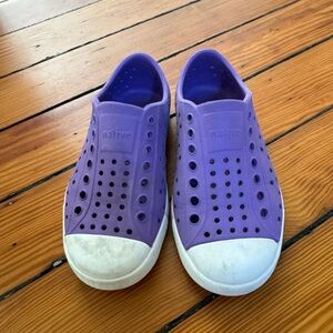Child’s 10 purple Native Jefferson Shoes